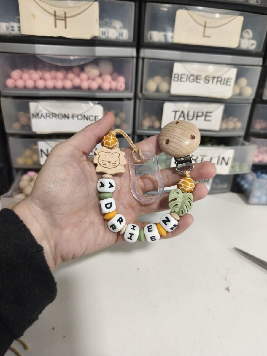 Attache tétine personnalisée en silicone et bois